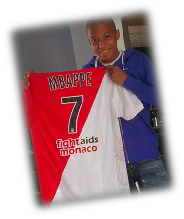 Kylian Mbappé jeune avec un maillot de Monaco